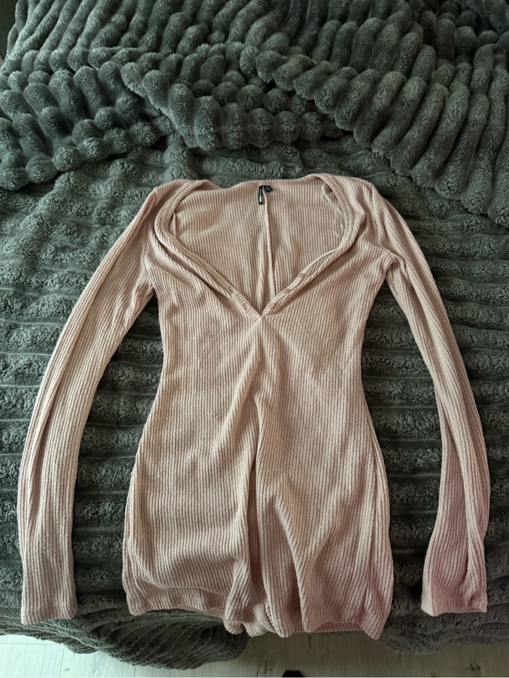 Fashion Nova Long Sleeve Ribbed V-Neck Top in Dusty Pink